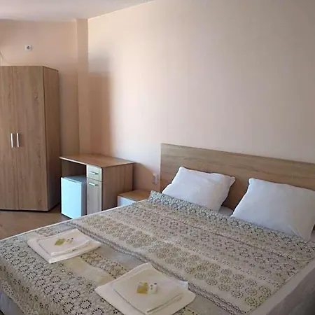 Aura Family Hotel 2*