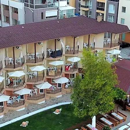 Hotel Aura Family