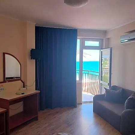 Aura Family Hotel 2*